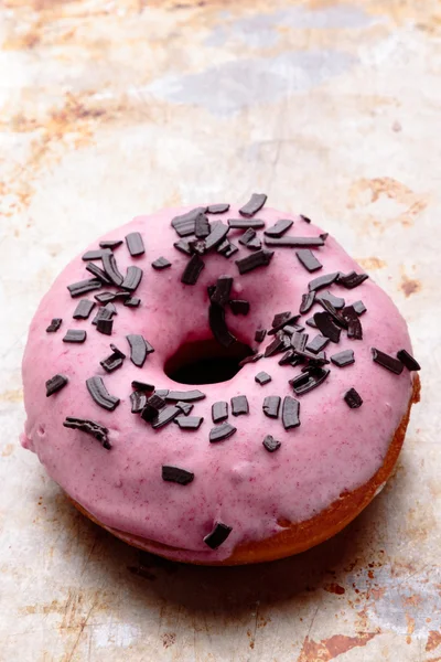Donut com cobertura rosa — Fotografia de Stock