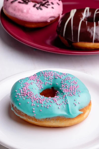 Donut met turquoise glazuur — Stockfoto