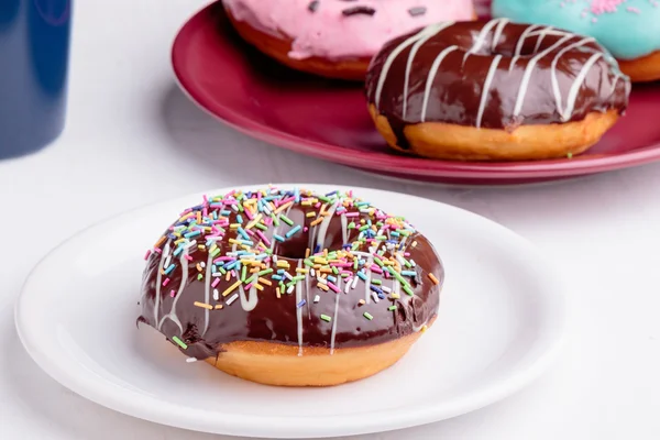 Chocolade donut met hagelslag — Stockfoto