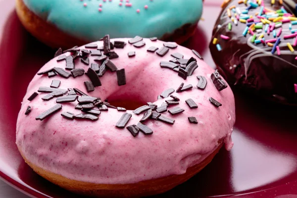 Donuts na placa vermelha — Fotografia de Stock