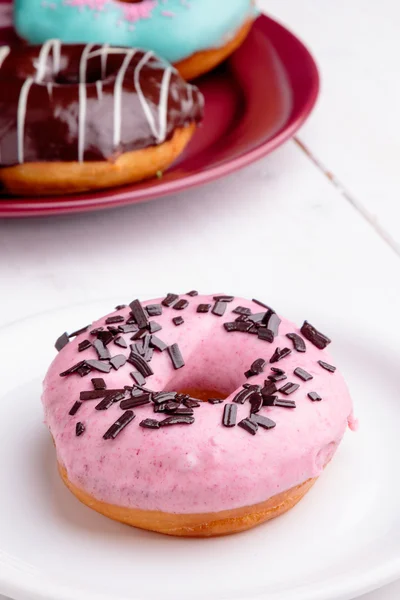 Donut op wit bord — Stockfoto