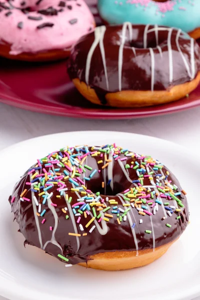 Donut de chocolate com polvilhas — Fotografia de Stock