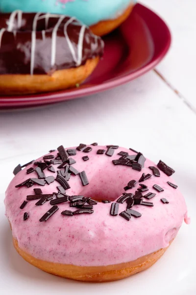 Donut na placa branca — Fotografia de Stock