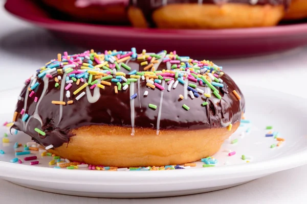 Chocolade donut met hagelslag — Stockfoto