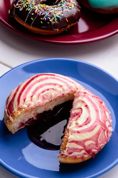 Donut on blue plate — Stock Photo, Image