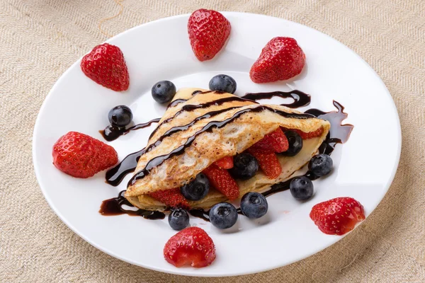 Pancake con frutta e sciroppo di cioccolato — Foto Stock