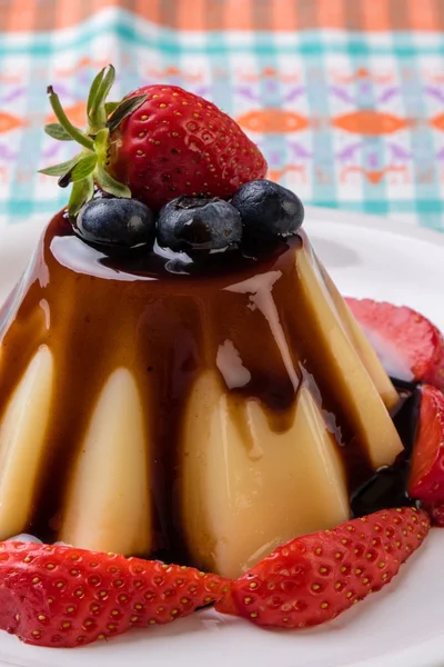 Budín de vainilla con jarabe de chocolate — Foto de Stock