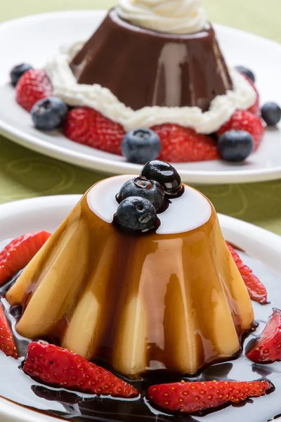 Budino alla vaniglia con sciroppo di cioccolato — Foto Stock