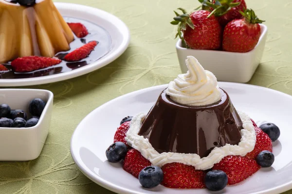 Pudding au chocolat aux fruits — Photo