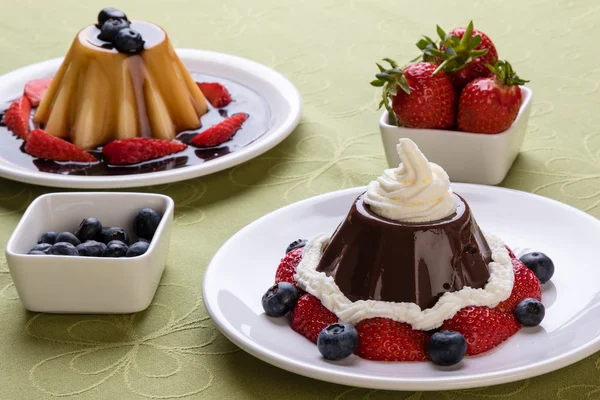 Pudding au chocolat aux fruits — Photo