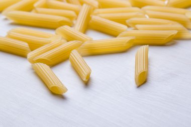 tablo üzerinde ham penne