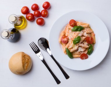 Beyaz tabakta domates ile Penne