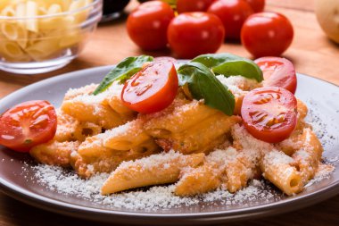 domates kahverengi plaka ile Penne