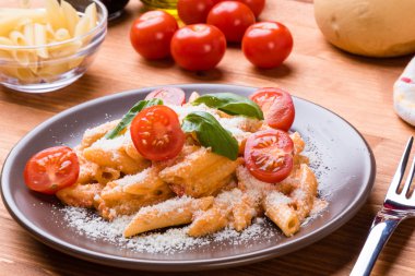 domates kahverengi plaka ile Penne