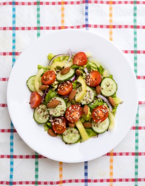 Kahvaltı masasında sebze salatası