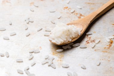 Tahta kaşıkta pirinç