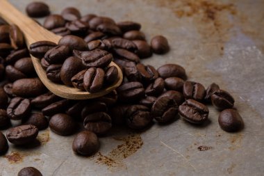 Kahve çekirdekleri üzerine kaşık