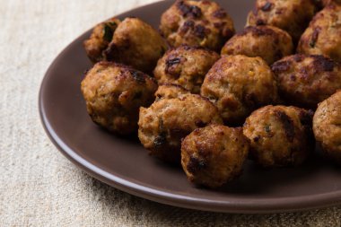 kahverengi plaka üzerinde köfte