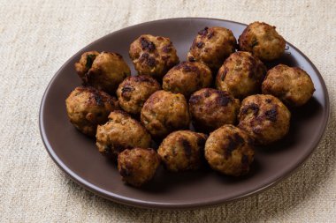 kahverengi plaka üzerinde köfte