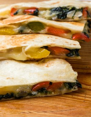 ahşap masa üzerinde Quesadilla