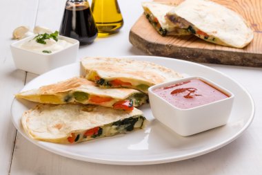 Quesadilla dilimler beyaz plaka üzerinde