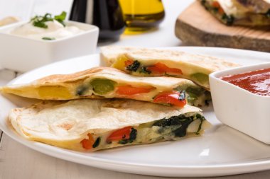 Quesadilla dilimler beyaz plaka üzerinde