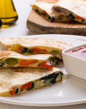 Quesadilla dilimler beyaz plaka üzerinde
