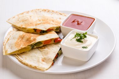 Quesadilla dilimler beyaz plaka üzerinde