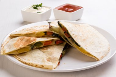 Quesadilla dilimler beyaz plaka üzerinde