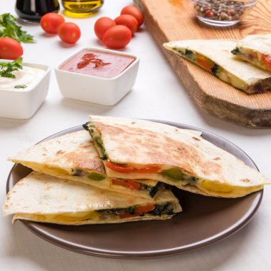 Quesadilla dilimleri kahverengi plaka üzerinde