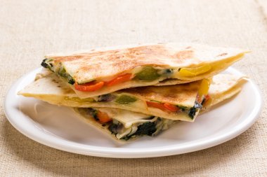 Quesadilla peyniri ve sebze ile