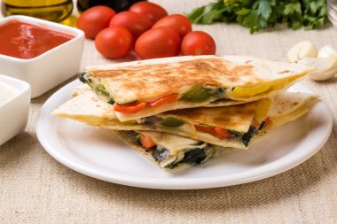 Quesadilla peyniri ve sebze ile