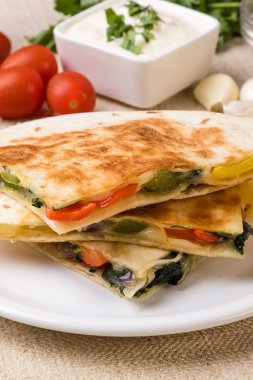 Quesadilla peyniri ve sebze ile