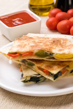 Quesadilla peyniri ve sebze ile
