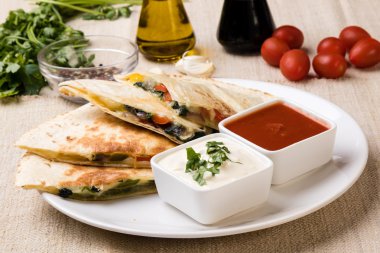 Quesadilla peyniri ve sebze ile