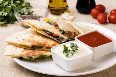 Quesadilla peyniri ve sebze ile