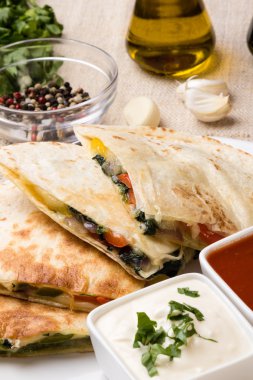 Quesadilla peyniri ve sebze ile