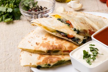 Quesadilla peyniri ve sebze ile