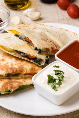 Quesadilla peyniri ve sebze ile