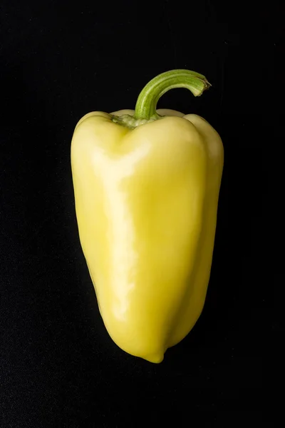 Gul paprika på svart — Stockfoto