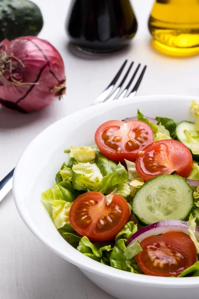 白いボウルに野菜のサラダ — ストック写真