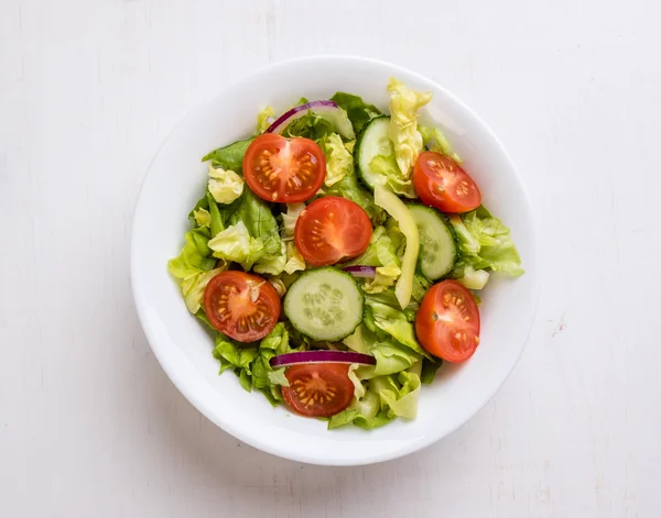 Salada de legumes em tigela branca — Fotografia de Stock