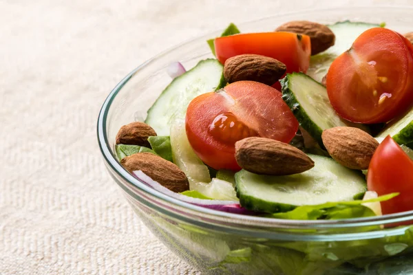 Salada de legumes em tigela de vidro — Fotografia de Stock