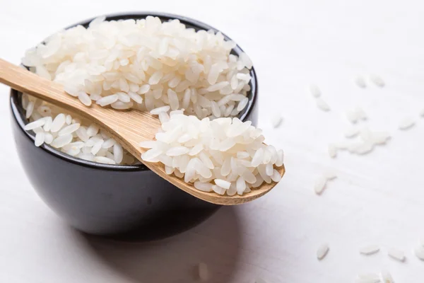 Рис в черной миске — стоковое фото