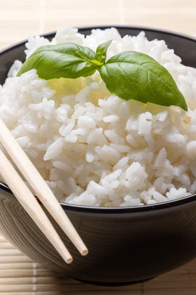 Cooked rice in black bowl — Stock Photo, Image