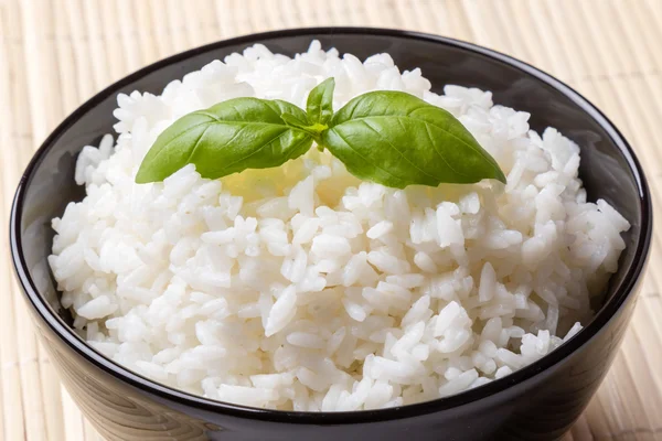 Arroz cozido em tigela preta — Fotografia de Stock