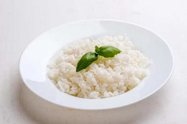 Вареный рис с базиликом — стоковое фото