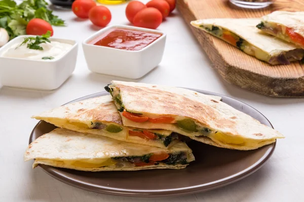 Quesadilla slices on brown plate — Stock Photo, Image