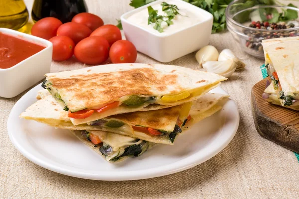 Quesadilla peyniri ve sebze ile