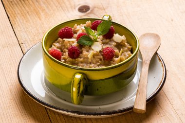 Ahududu ile yulaf ezmesi